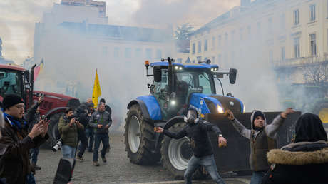 VIDEO: Granjeros protestan en tractores y cargan contra la policía antidisturbios en Bruselas