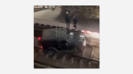 Vehículo todoterreno prueba suerte en las vías de tren, ¿qué pudo salir mal? (VIDEO)