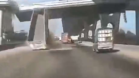 VIDEO: Error fatal de un camión al pasar bajo un paso elevado