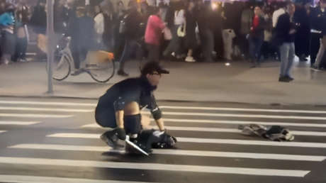 Horror en Taiwán: Hombre armado con cuchillo y granadas de humo ataca a transeúntes (VIDEO)