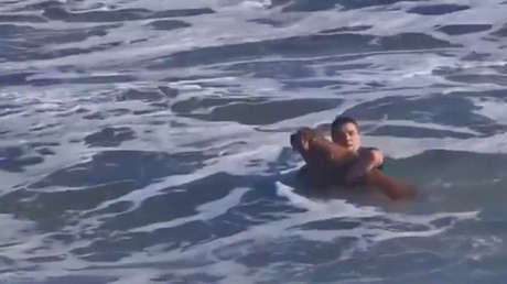 VIDEO: El asombroso rescate de un perro que era arrastrado por la corriente en Argentina