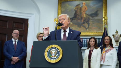 "¿Estás bien, 'noticias falsas'?": la burla de Trump tras caer una cámara al suelo (VIDEO)