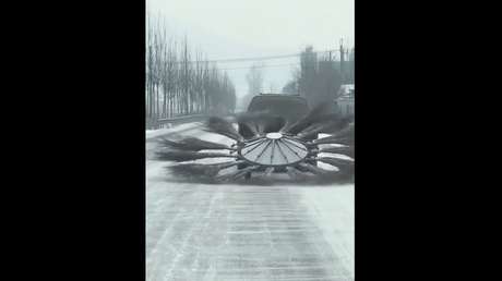 Rueda de escobas: el ingenioso invento 'made in China' para quitar la nieve (VIDEO)