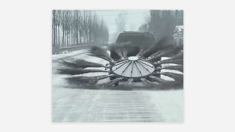 Rueda de escobas: el ingenioso invento 'made in China' para quitar la nieve (VIDEO)