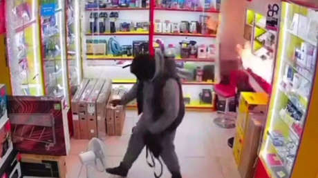 VIDEO: Atacante desafortunado se prende fuego a sí mismo en una casa de empeño