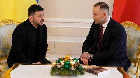 Presidente polaco regala a Zelenski un libro sobre los crímenes de nacionalistas ucranianos