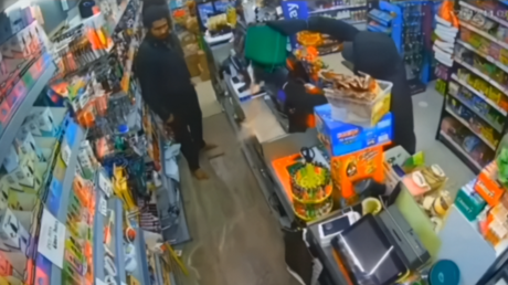 Vendedor se defiende con pala de ladrón en una batalla feroz (VIDEO)