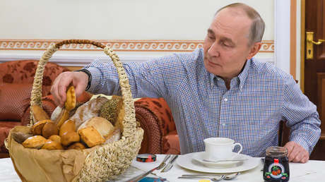 Putin recibe una cesta de bollos de un ciudadano y le responde con un dulce regalo (VIDEO)