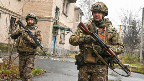 Equipo de RT visita la ciudad clave de Krasnoarmeisk y habla con los soldados rusos que la liberaron