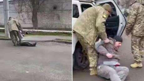 Arrastrado y abandonado: intentan movilizar a un hombre que sufre un presunto infarto (VIDEO)