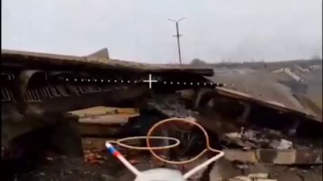 VIDEO: Dron ruso hace detonar minas ucranianas en un puente