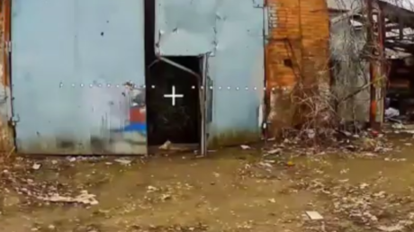 Encontrar y destruir: Dron ruso reduce a chatarra un tanque ucraniano escondido (VIDEO)