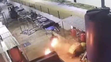 Intenta calentarse en una fogata, pero no sale como esperaba (VIDEO)