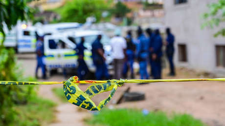 Hombres armados tirotean a unas 20 personas en Sudáfrica