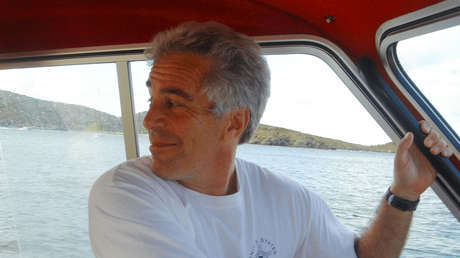 Nuevos archivos revelan fotos inquietantes de Epstein sin camisa y pies infantiles