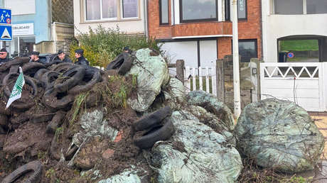 VIDEO: Granjeros tiran toneladas de estiércol frente a la villa de Macron