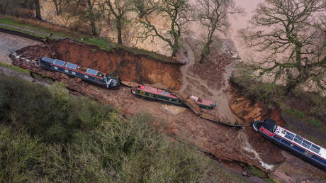 VIDEO: Un enorme sumidero se traga un canal en Reino Unido