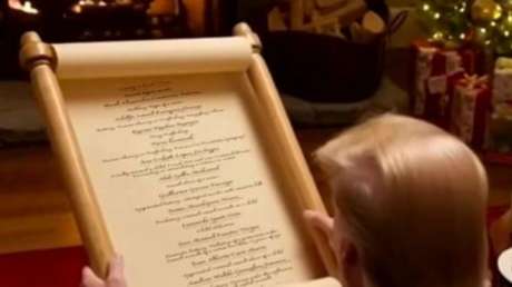 La Casa Blanca muestra a 'Trump' leyendo en vísperas de Navidad una "lista de traviesos" compuesta por "inmigrantes ilegales criminales"