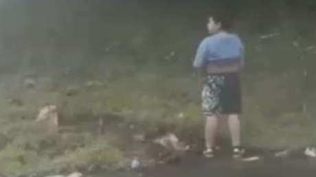 Un niño baja del coche para ir al baño y se salva de morir aplastado entre dos camiones