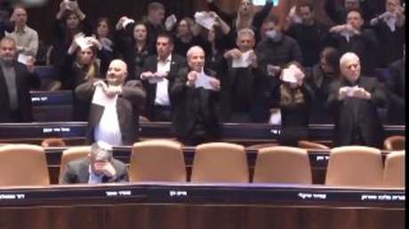 VIDEO: La oposición y las familias de rehenes rompen en pedazos el plan de Netanyahu de investigación sobre el 7 de octubre