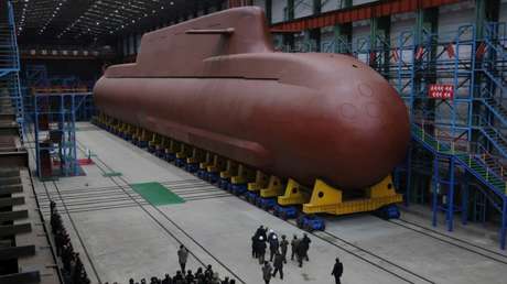 Kim Jong-un supervisa los avances en el desarrollo de "nuevas armas submarinas secretas"
