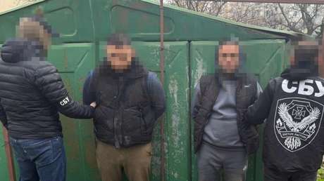 Ucranianos huían del país a través de un gasoducto inoperativo en medio de la movilización forzosa de Zelenski