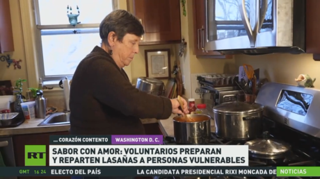 Sabor con amor: voluntarios preparan y reparten lasañas a personas vulnerables