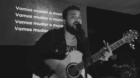 Cantante de gospel brasileño muere electrocutado en una tienda