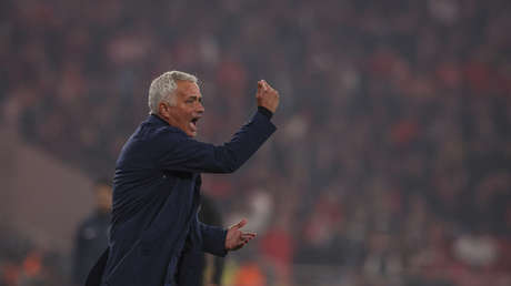 "Te castigo y no te contesto": El explosivo cruce entre Mourinho y un periodista (VIDEO)