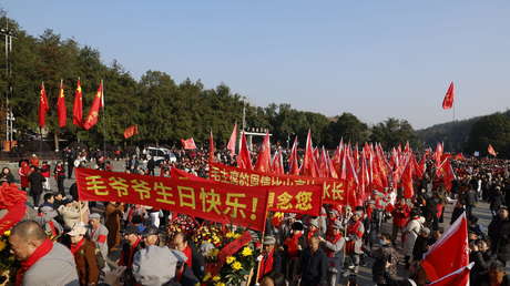 Olas de flores rojas: rinden tributo a Mao Zedong en su 132.º aniversario (VIDEOS)