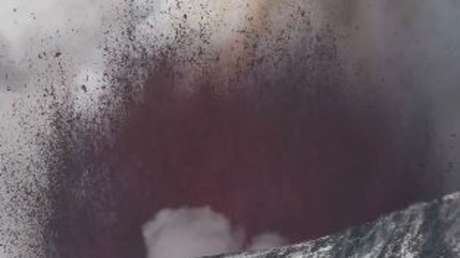 IMÁGENES ESPECTACULARES: El volcán Etna se despierta y expulsa una fuente de lava, tiñendo la nieve de rojo