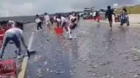 Solidaridad colectiva: conductores ayudan a recoger botellas de gaseosa esparcidas por una carretera