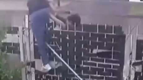 VIDEO: Lanza su celular a través de una valla para evitar el robo, pero esto no detiene al ladrón