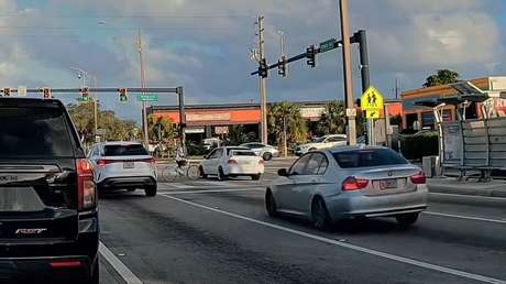 VIDEO: Ciclista imprudente esquiva la muerte y causa accidente