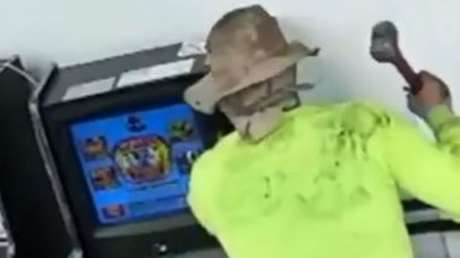 VIDEO: Pierde miles de dólares en máquinas de juego, las destroza a martillazos y comete un robo a mano armada
