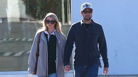 Captan a Jake Reiner paseando y de compras a semanas del asesinato de sus padres