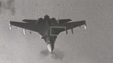 FOTOS: Avion de combate F-16 de Taiwán monitorea un caza J-16 chino