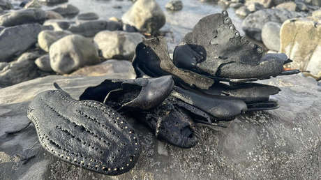 Cientos de zapatos antiguos aparecen en una playa y esta podría ser la razón