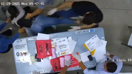 VIDEO: Duro enfrentamiento entre dos hondureños mientras realizan escrutinio especial de comicios