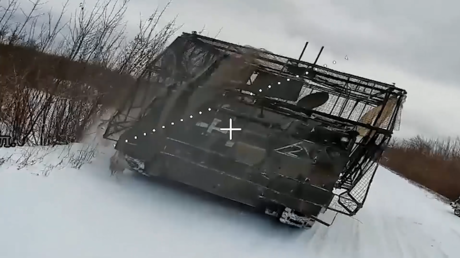 VIDEO: Un dron ruso impacta en un blindado M113 y frustra el transporte de personal enemigo