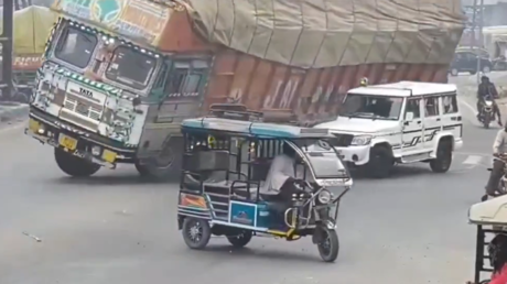 Hombre muere aplastado en trágico accidente vial en la India (VIDEO)