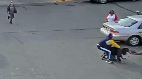 Le da su merecido a un ladrón que robó a una anciana y es condecorado por la Policía (VIDEO)