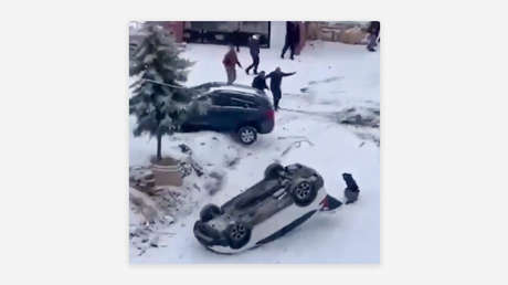 VIDEO: 'Bolera' con coches en una cuesta congelada