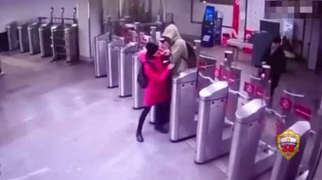 VIDEO: Lanza bebida caliente en la cara a una mujer que intentó impedirle colarse en el metro