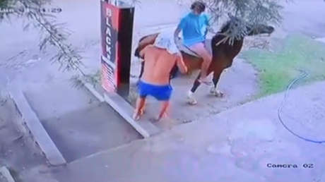 Insólito intento de robo a caballo: se fugan sin botín y con una sandalia perdida (VIDEO)