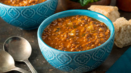 Un hombre casi muere por comer demasiadas lentejas