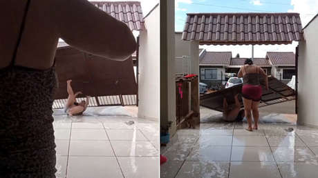 VIDEO: Mujer derriba el portón en un juego infantil de agua y jabón