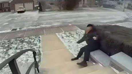 VIDEO: Una ventisca levanta por los aires y estrella contra el piso a una mujer