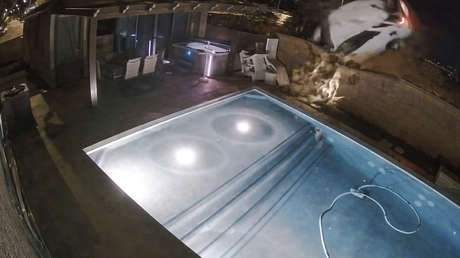 VIDEO IMPACTANTE: Auto 'vuela' sobre valla y la conductora acaba en una piscina