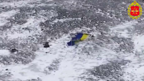 VIDEO: Kiev coloca banderas en zonas que no controla, pero los drones rusos no tienen piedad